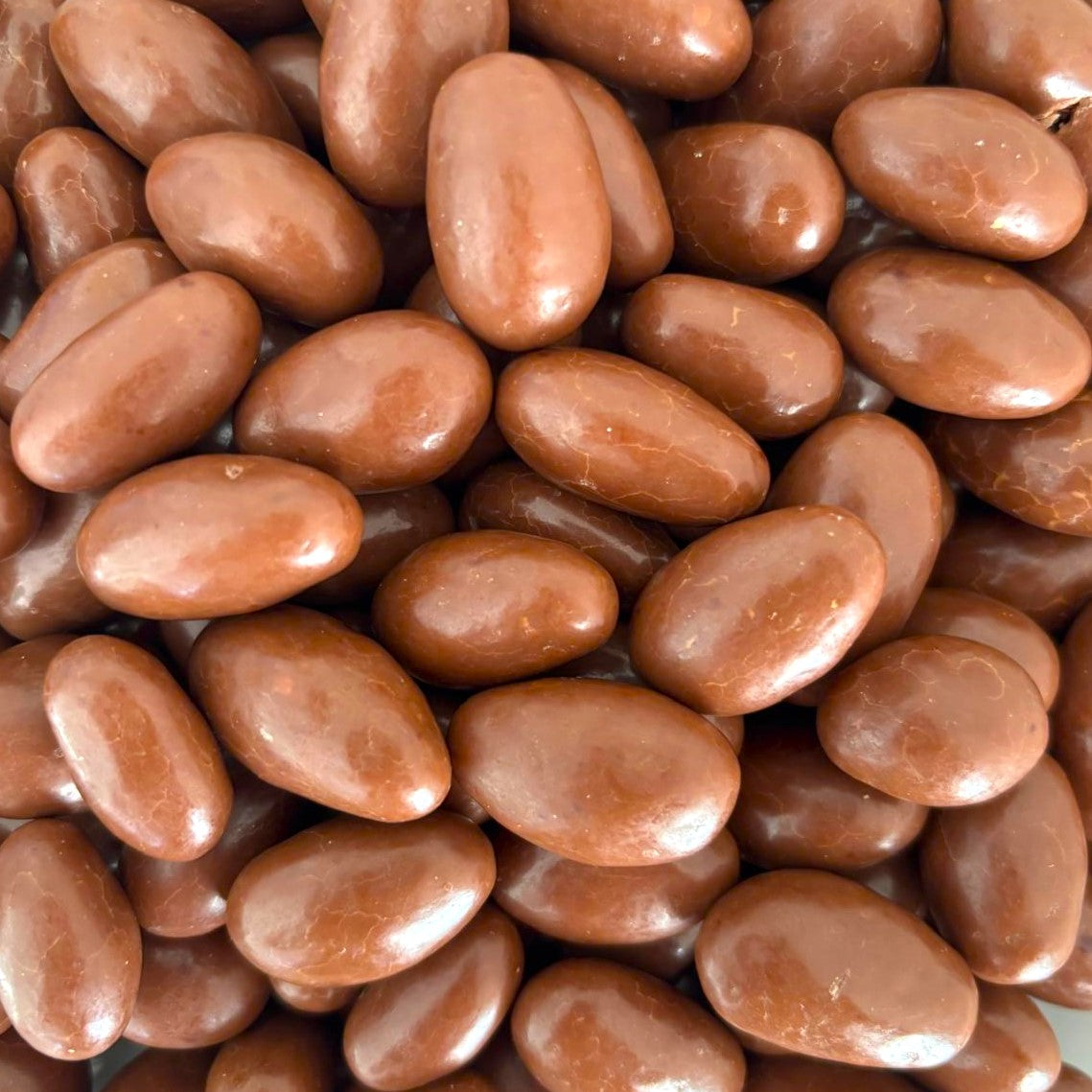 Illustration d'un tas d'amandes grillées enrobées de chocolat au lait