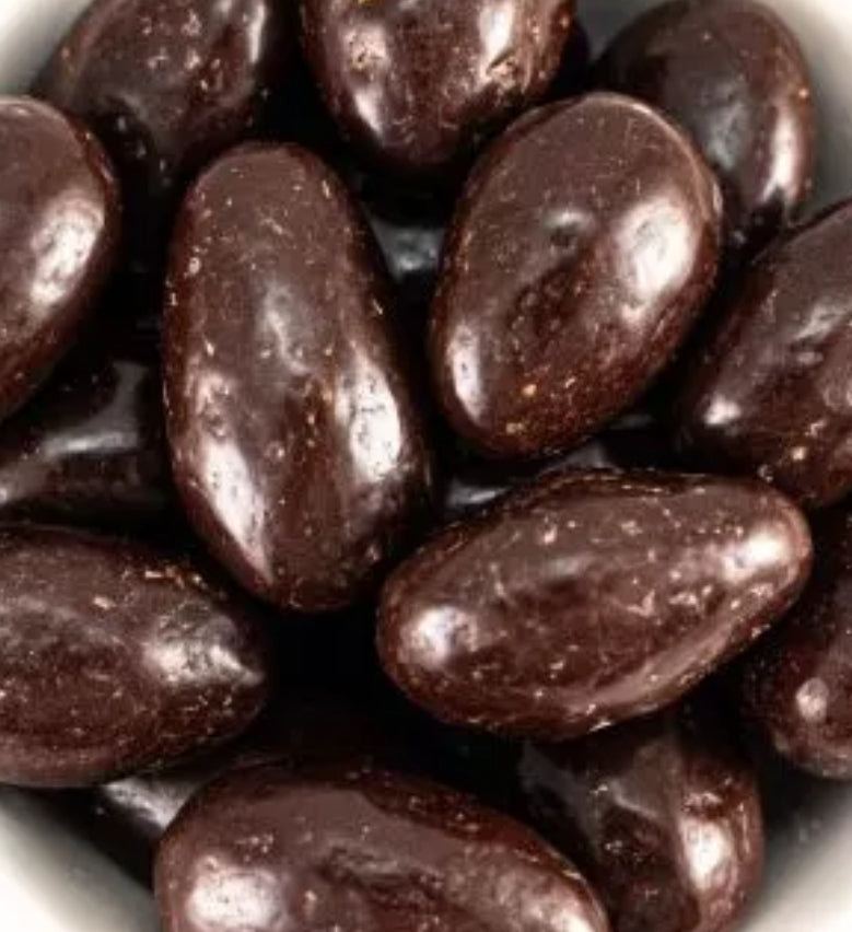 Illustration d'un tas d'amandes grillées enrobées de chocolat noir