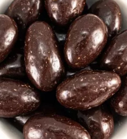 Illustration d'un tas d'amandes grillées enrobées de chocolat noir