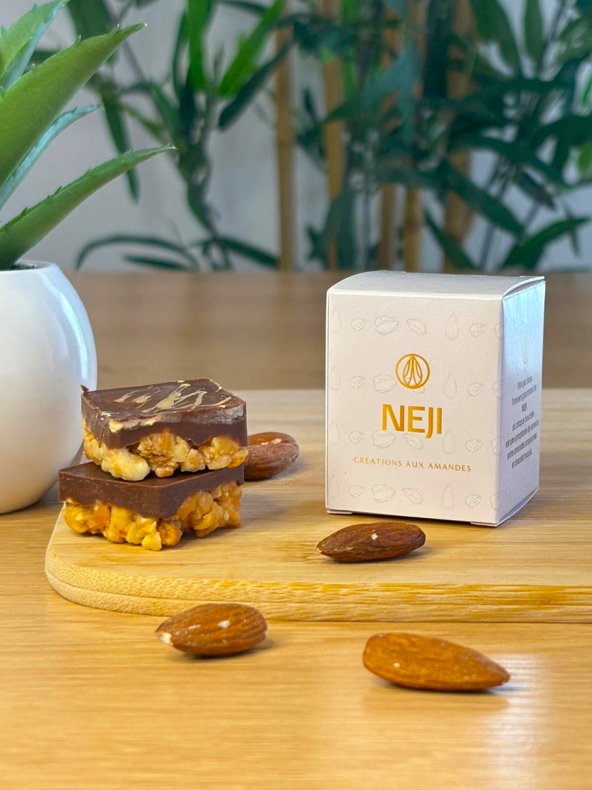 Illustration d'une boite de 3 pièces de gâteaux Monda entourée de 2 gâteaux et d'amandes grillées